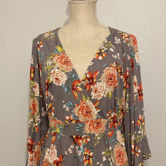 Torrid Gray Floral Super Soft Knits Faux Wrap Chic Romantic Blouse Size 0 - Picture 2 of 9